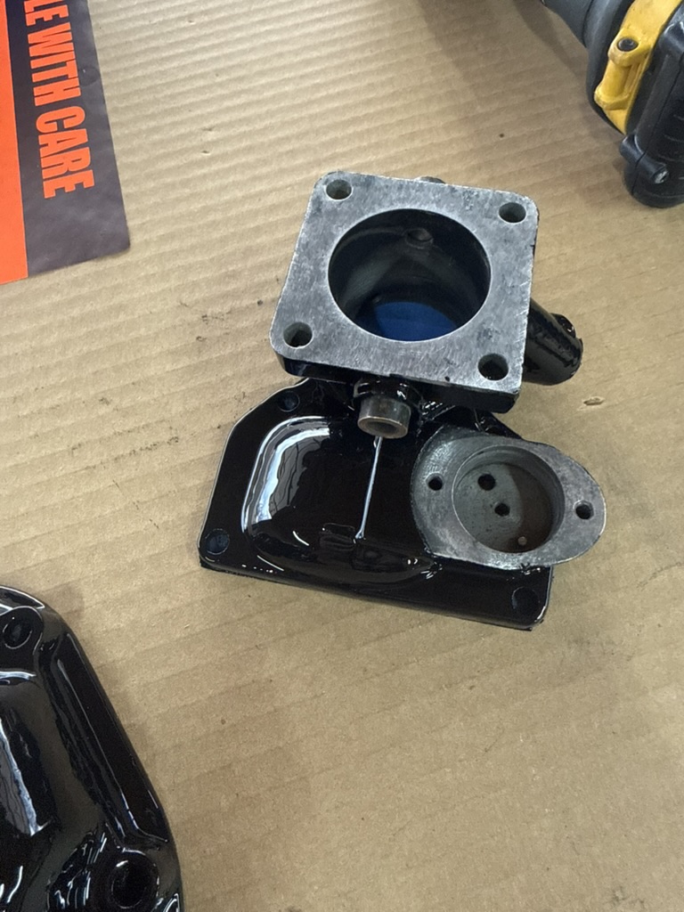Carburetor mounting flange